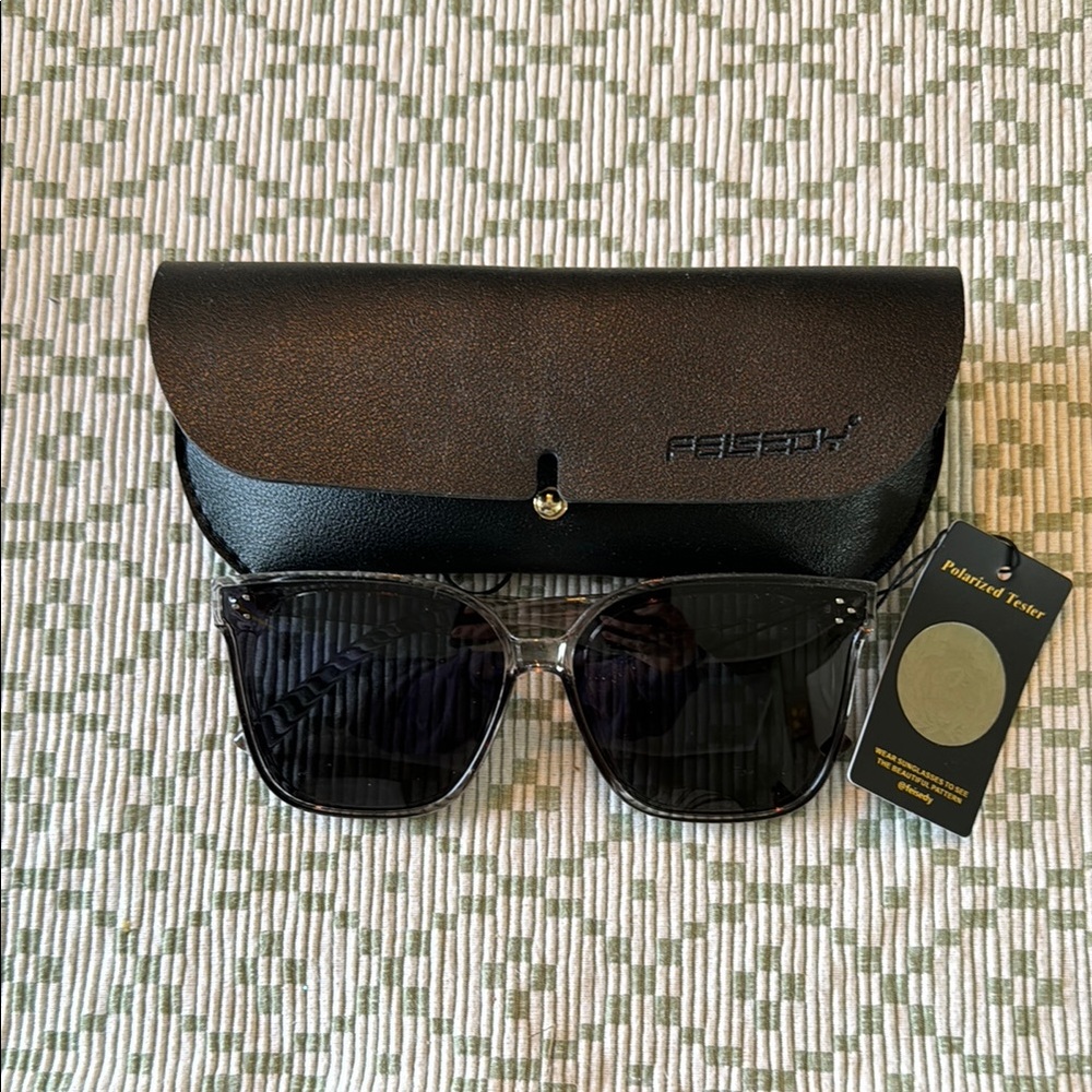 Feisedy Black Sunglasses with Case